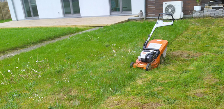 Photo d'une tondeuse dans un jardin