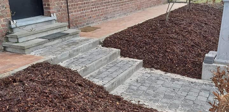 Photo d'une entrée de maison en pavé